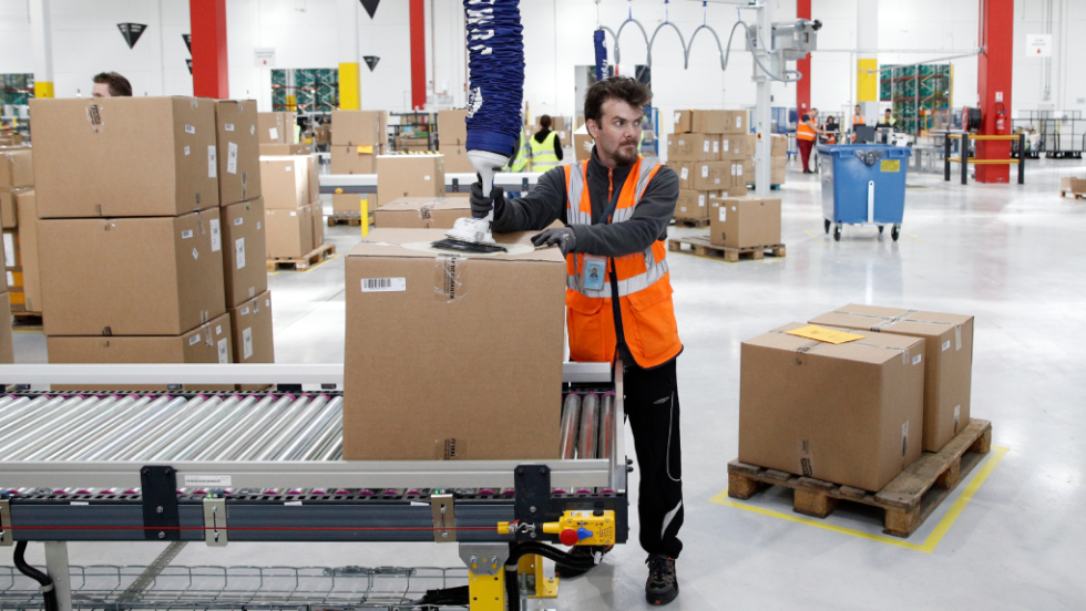 Στις αποθήκες της Amazon στη Γαλλία